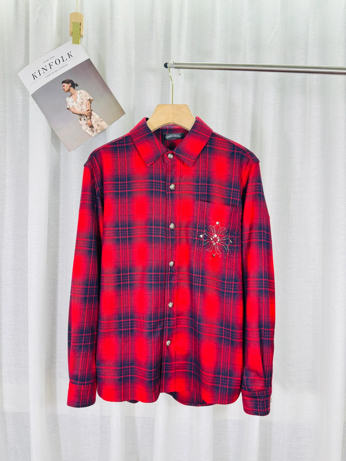 P250 top version, real shot without P, ​​different from market currency) 𝗖𝗵𝗿𝗼𝗺𝗲 𝗛𝗲𝗮𝗿𝘁𝘀/Cro Heart 2025 Diamond Plaid Shirt Accessories: Original model-opening collar label ➕100% silk wash water label. Genuine purchase-grade original hangtag➕matching hanging rope➕3D hanging beads➕original packaging bag. Craftsmanship: The original version has consistent wiring! The highest version of the armhole matching technique! Color: Red Black Size: S M L XL Style No.: 8002